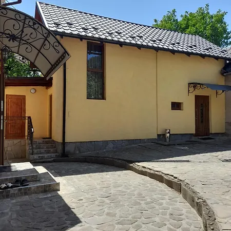 Dva Opryshka * Yaremche
